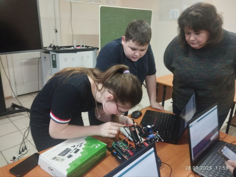 28 января 2025 года в центре "Точка Роста" нашей школы успешно завершился проект по созданию имитации светофора.